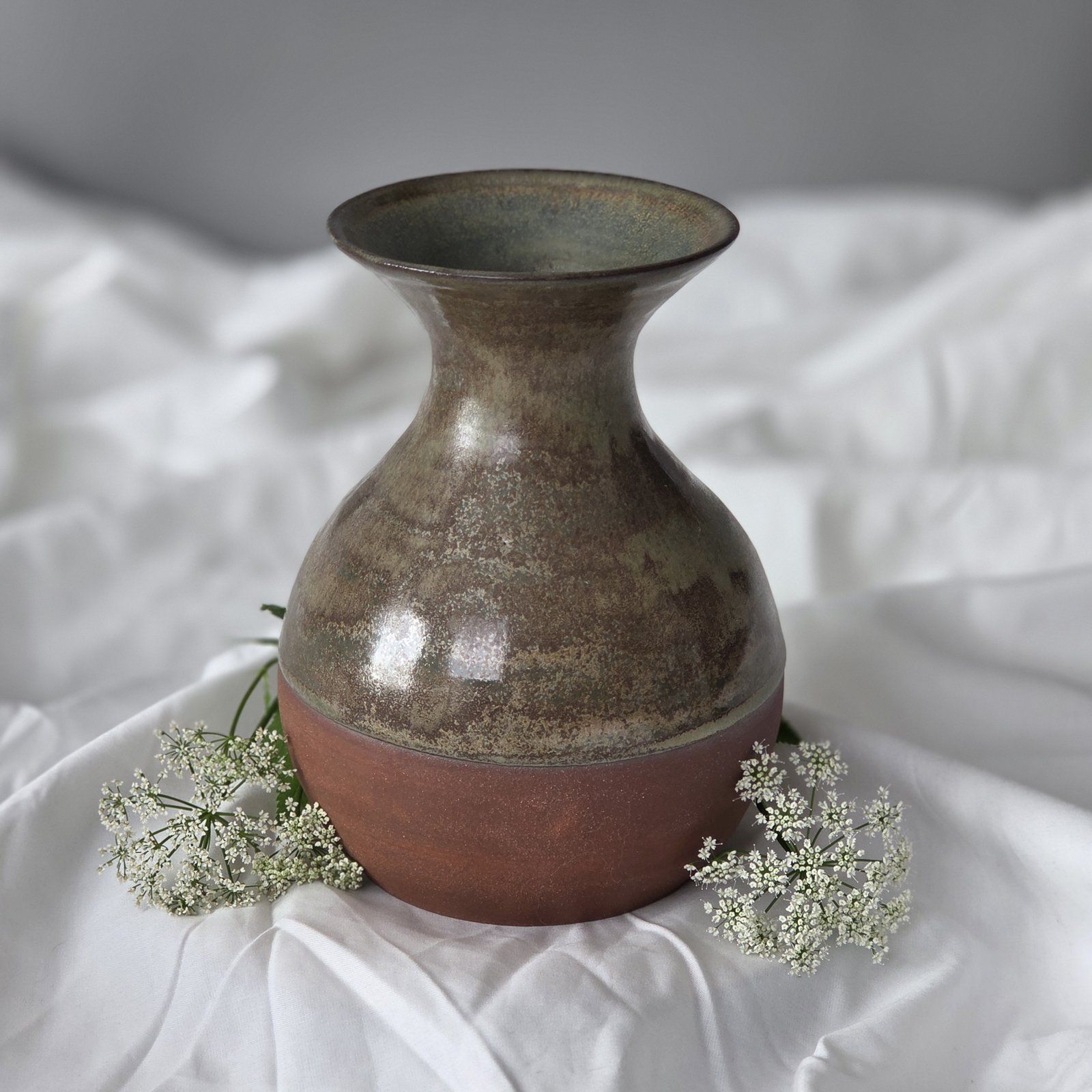 Blomvas, mossgrön glasyr med rå botten